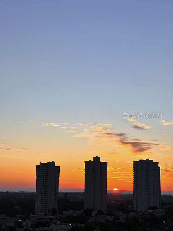 夏日清晨，太阳冉冉升起。