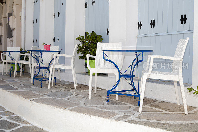 桌子和椅子在纳克索斯，街道餐厅，基克拉迪斯群岛，爱琴海，希腊