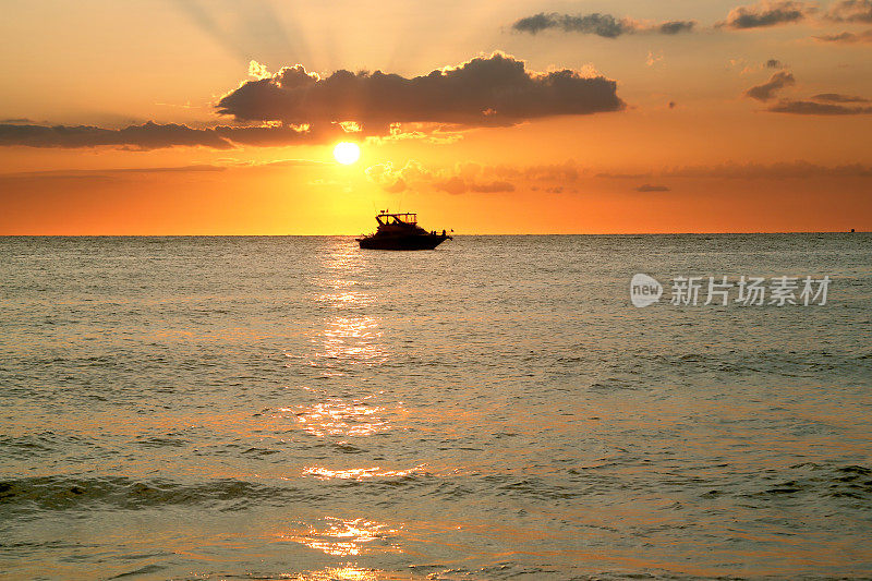 日落时的船，色彩斑斓的美丽海景