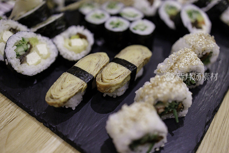 素食寿司卷在日本餐厅的盘子里