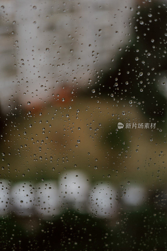 雨滴落在窗户上