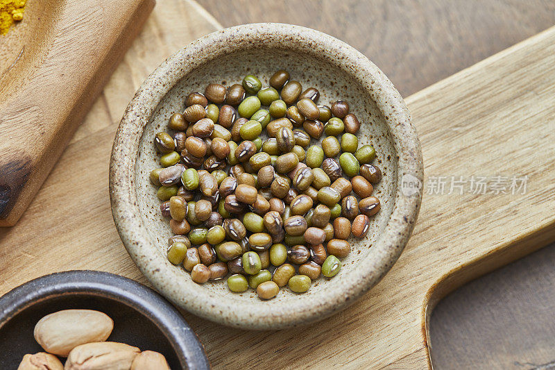 各种香料放在厨房砧板上，小豆子