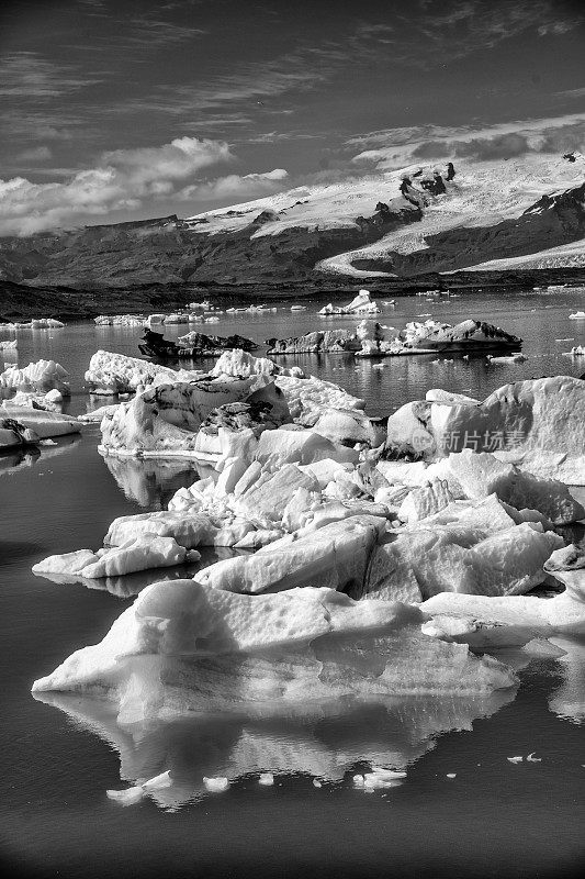 夏季冰岛南部Jokulsarlon泻湖上的冰山