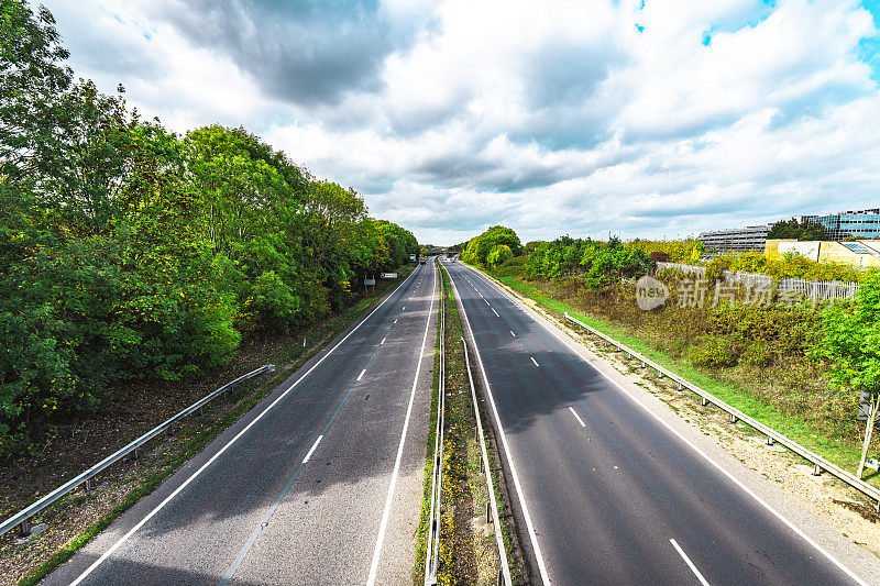 英国道路的空双行车道背景