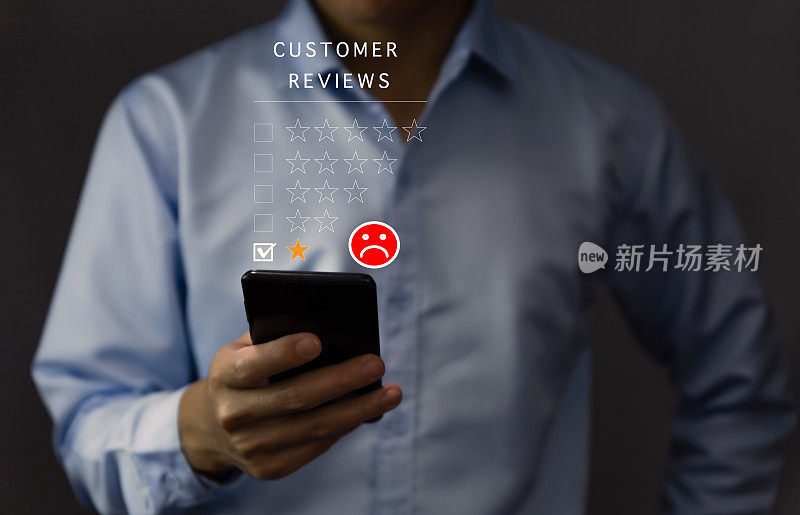 顾客评论体验不满意选择1星评级的评论与悲伤的脸在智能手机屏幕上。不满意的商人，差的服务，或差的质量。