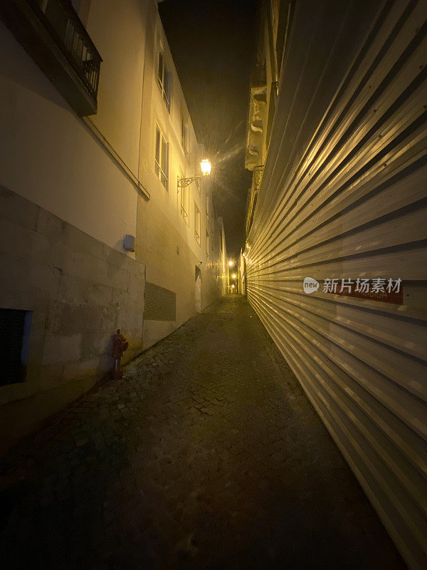 里斯本市中心夜晚狭窄的小巷
