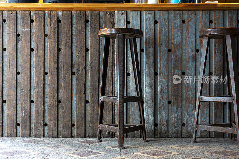 古色古香的木酒吧和咖啡凳