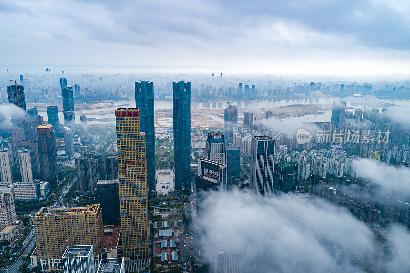 现代城市地标鸟瞰图，平流雾，上海，中国