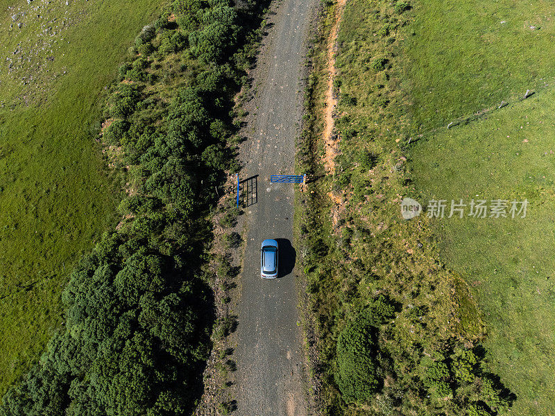 乡村道路上的汽车