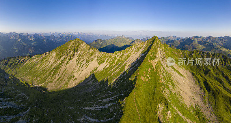 清晨鸟瞰群山