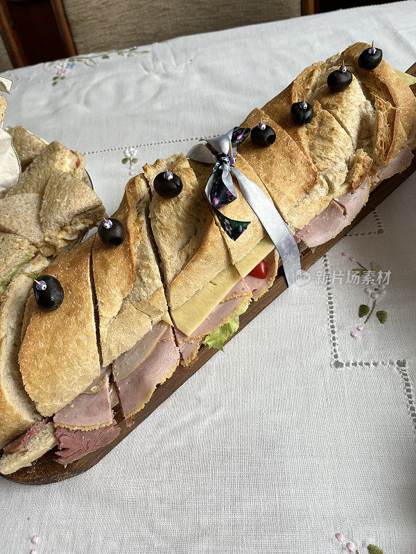 意大利恰巴塔面包夹火腿和沙拉