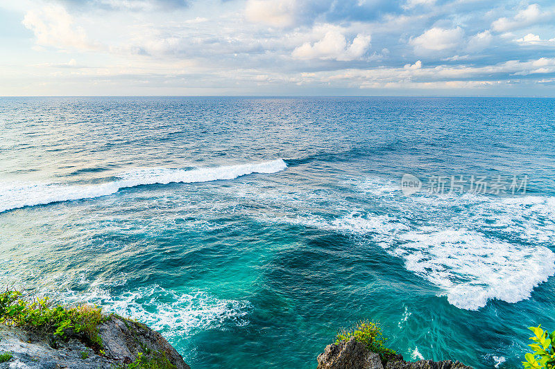 Uluwatu巴厘岛。巨浪冲击着珊瑚礁。从上面看。