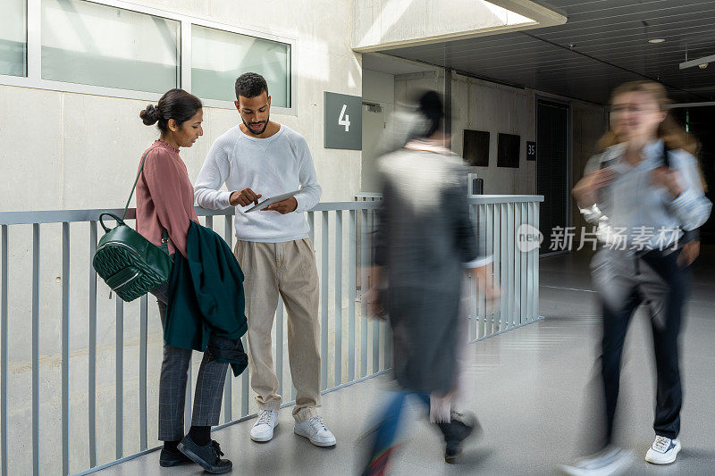 学生们在大学的走廊里聊天。