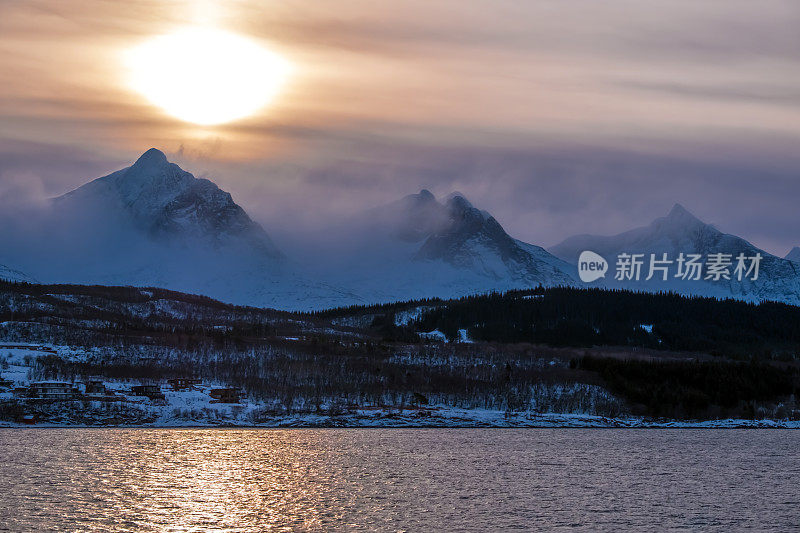 挪威诺德兰，挪威海上冬季日出时的雪山