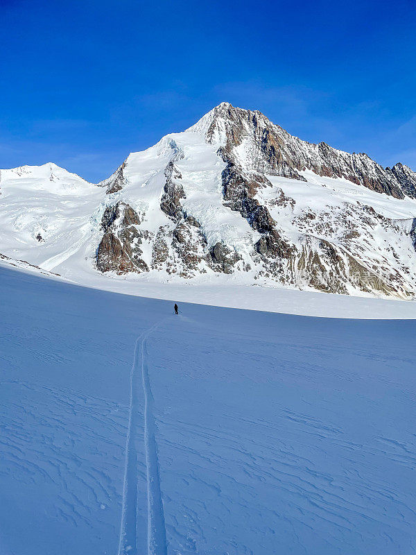 一个人在瑞士越野滑雪
