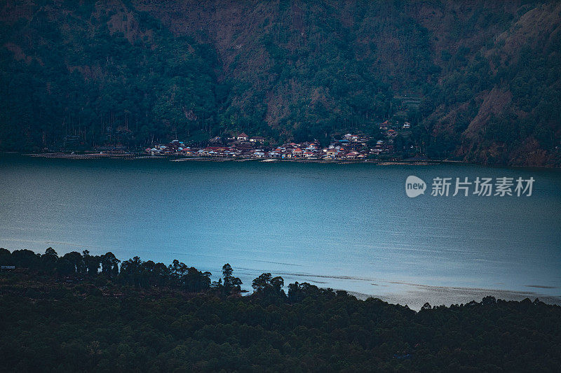 巴厘岛湖边幽静的小村庄