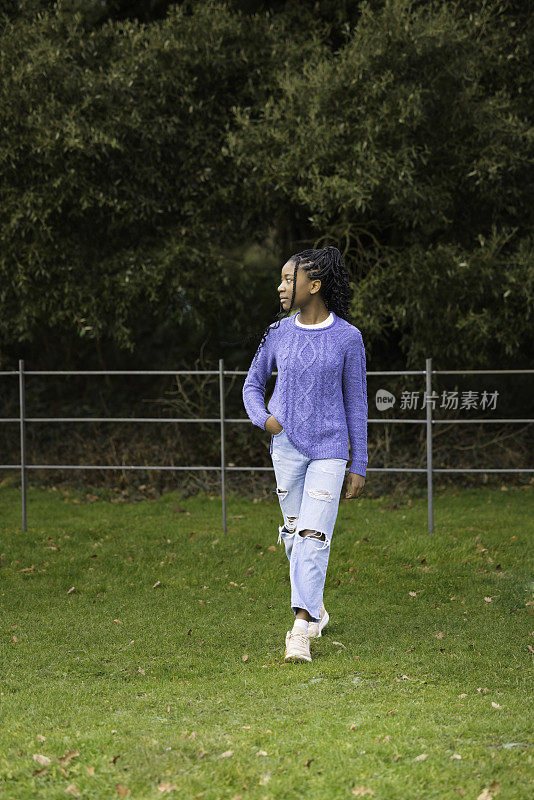 十几岁的黑人女孩在公园里散步