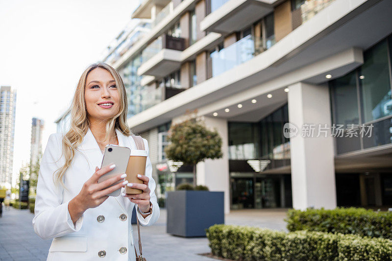 一个年轻女人在街上的画像