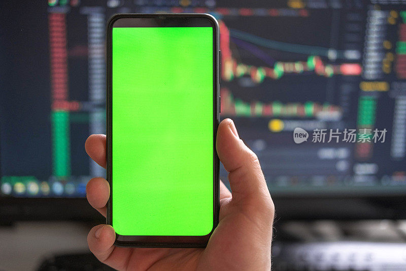 黑色手机与空白的模型屏幕上上升的股票图表。特写手显示智能手机孤立的绿色显示屏。网上银行，基金App使用。投资市场的财务分析师。银行崩溃2023年
