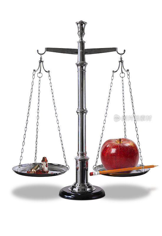 正义的天平一边是血淋淋的子弹，另一边是苹果和铅笔