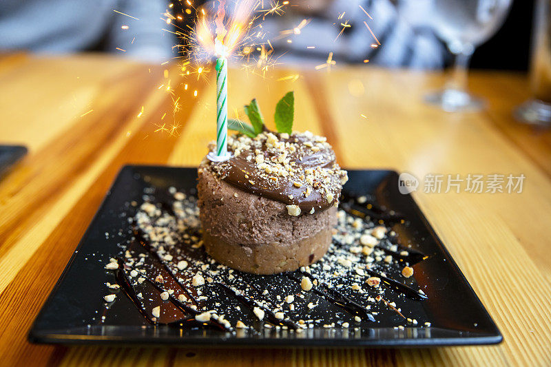 巧克力芝士蛋糕配生日蜡烛-奶油甜点