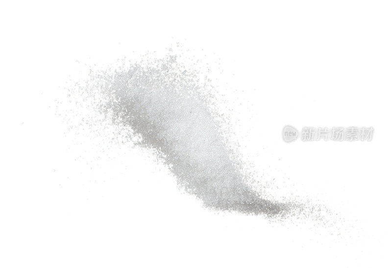 纯净的精制糖飞爆炸，白色的冰糖抽象云飞。纯精制糖在空气中飞溅停止，食品对象设计。白色背景隔离高速冻结运动