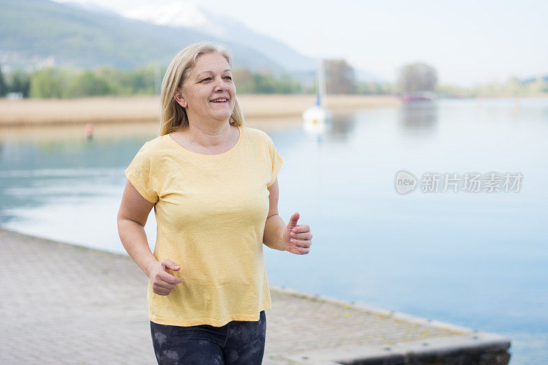 微笑的成熟女人跑步