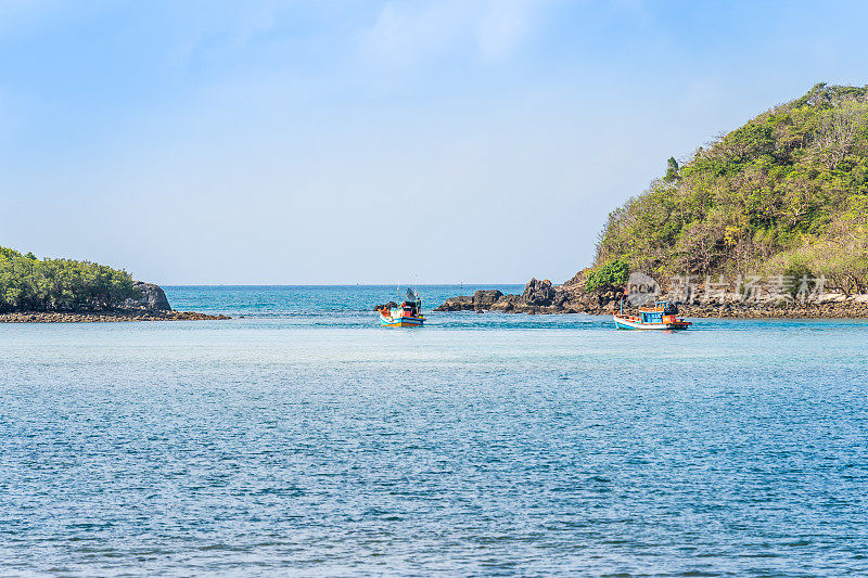 越南孔岛的本坝港，有美丽的碧海蓝天山和五颜六色的小船。