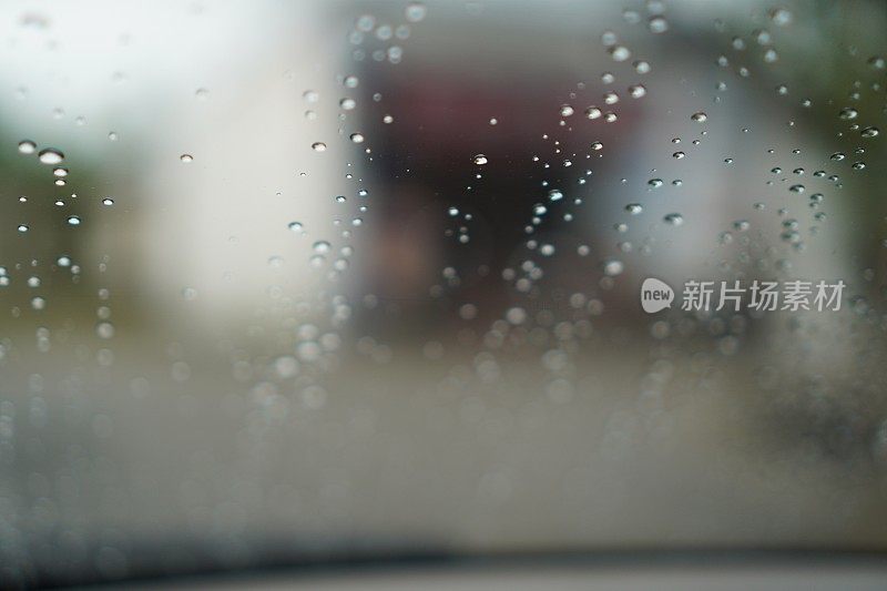 雨滴落在车窗上