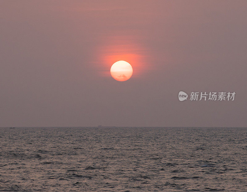 日出在越南中部广南省的海面上