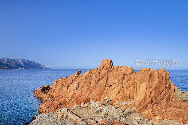 阿尔巴塔克斯的红岩，位于意大利撒丁岛东海岸的一个沿海村庄