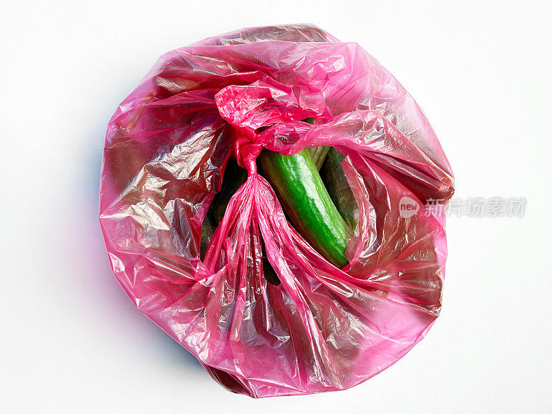 塑料购物袋里的黄瓜