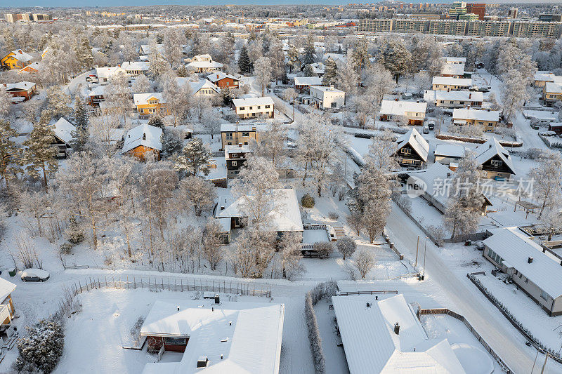 通过无人机的镜头，住宅区覆盖着新雪，展示了宁静的冬季景观。