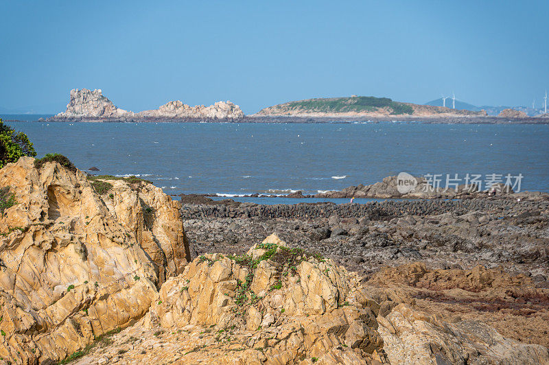 海边的岩石和波浪