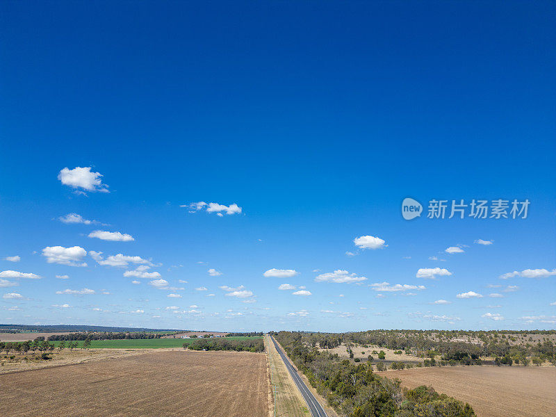 昆士兰州乡村的乡村道路和干燥的农田