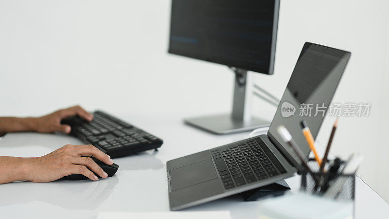 开发人员的手程序员使用鼠标和键盘打字编程和开发网页