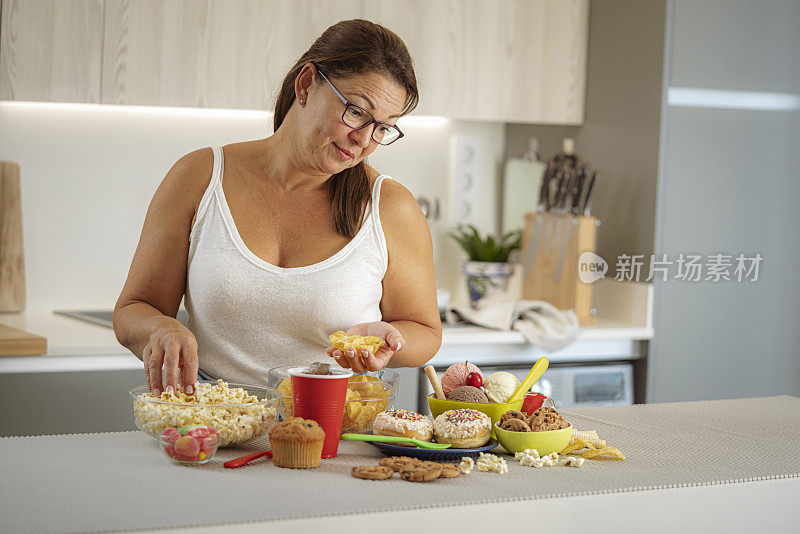 大码女人吃不健康的食物