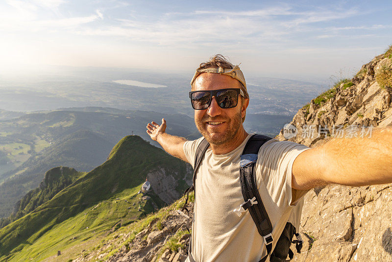 在阿尔卑斯山徒步旅行的男子的自拍肖像