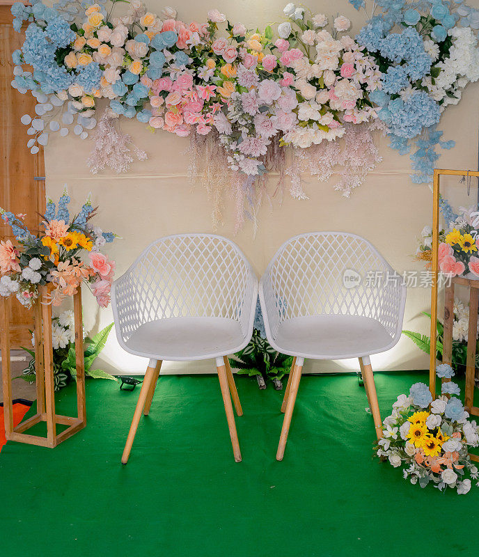 婚礼舞台上有椅子和鲜花