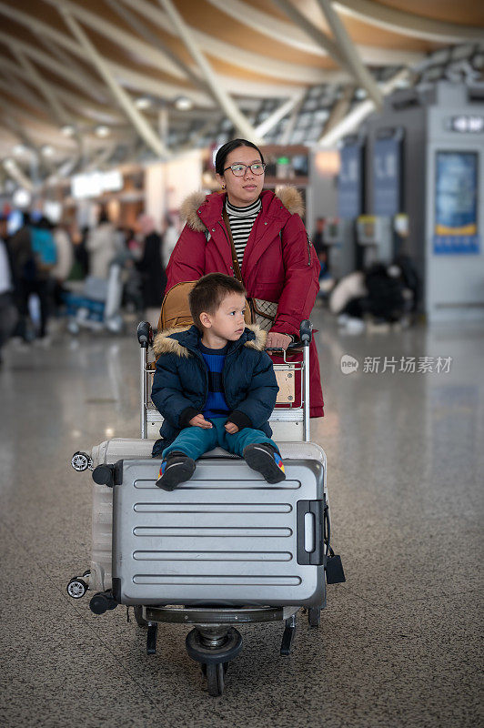 冒险的开始:多种族幼儿准备旅行