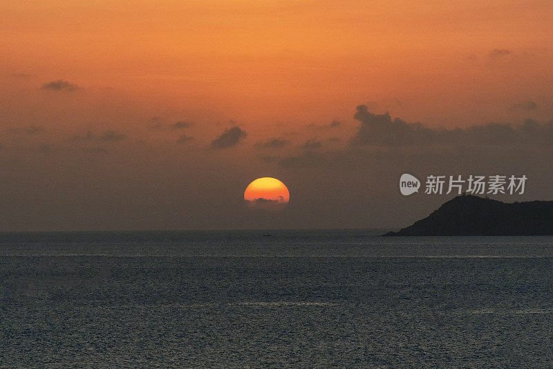 海上的夕阳。