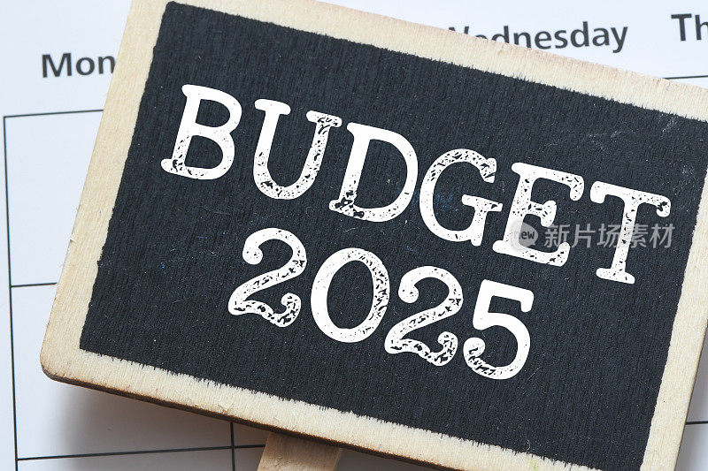 2025年预算-在日历上的小粉笔板上的单词。商业概念。