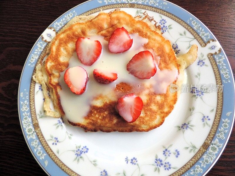 草莓炼乳煎饼。