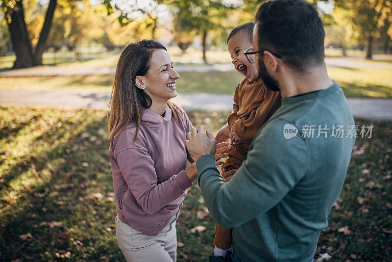 妈妈，爸爸和儿子在公园里玩得很开心