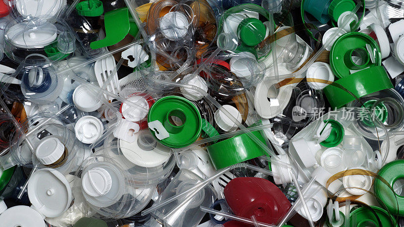 一个家庭的一次性塑料垃圾。唤起人们对不可回收塑料废物对堆填区造成的严重污染的认识。桌上的有毒不可生物降解垃圾。环境问题。