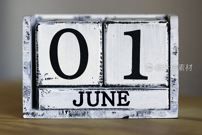 01年6月1日立方体日历放在木桌上