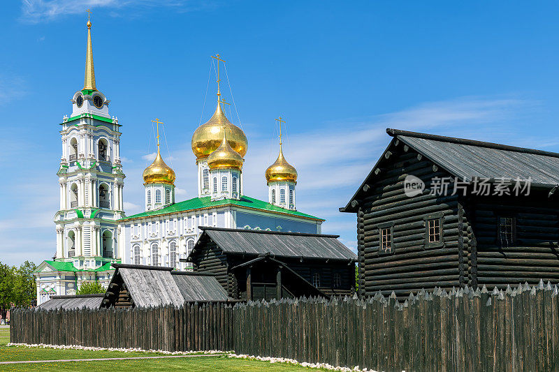 图拉市中心的石头堡垒是图拉克里姆林宫。16世纪的圣母升天大教堂和围城庭院。俄罗斯。图拉。