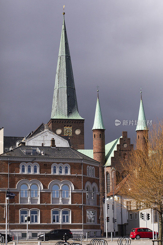 Århus以大教堂为背景的城市