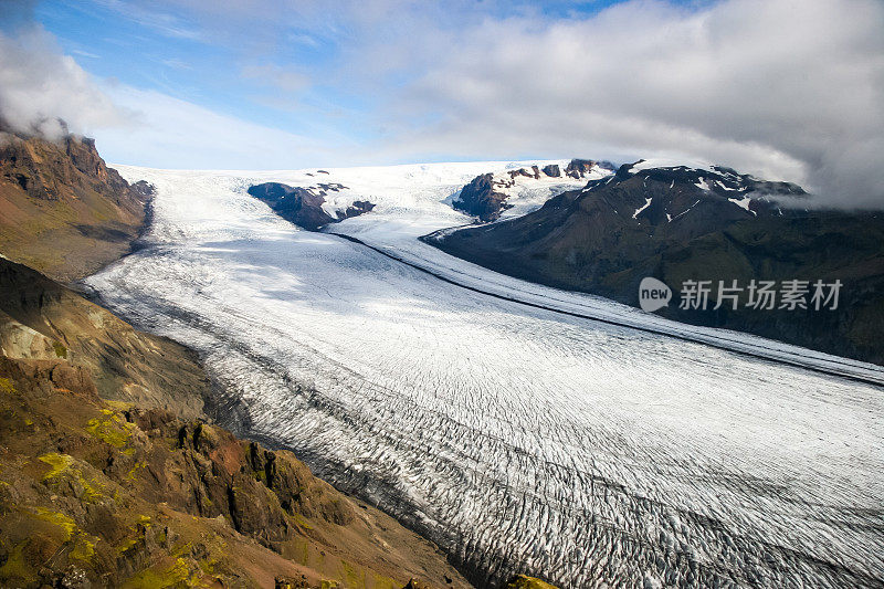 巨大的冰川在Jökulsárlón冰岛流入大海