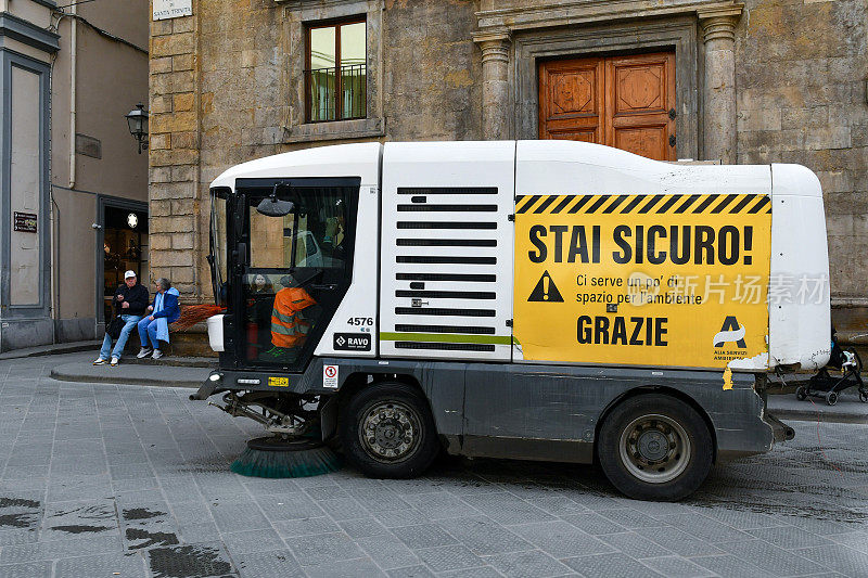 街道清洁车辆，上面写着“一定要!”我们需要给环境留点空间。在意大利托斯卡纳佛罗伦萨巴托里尼·萨利姆贝尼复兴党宫前的“谢谢”